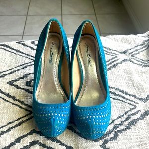 Blue and beige heels with rounded toe